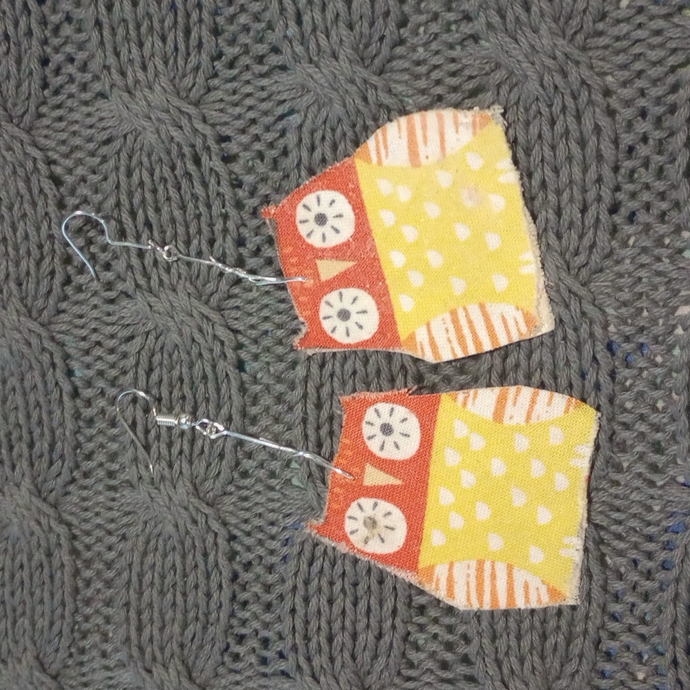 Owl earrings. Great for elementary teachers or students. Very light weight.